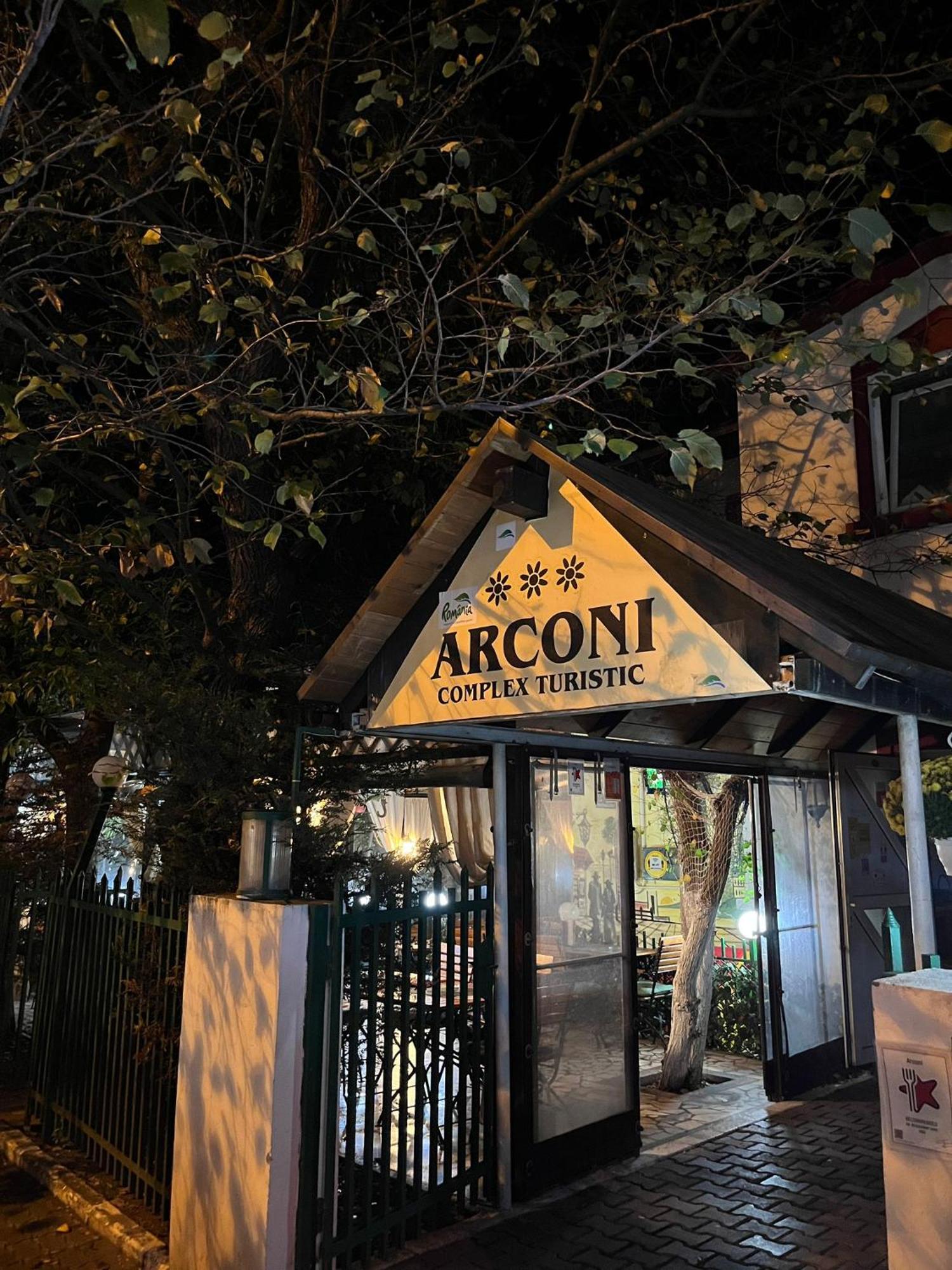 Pensiune Restaurant Arconi นาโวดาริ ภายนอก รูปภาพ